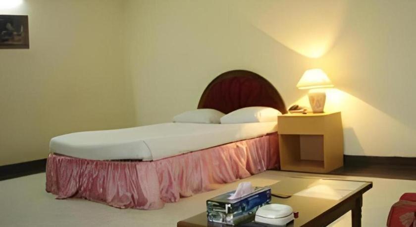 Hotel Castle Salam Khulna Bagian luar foto